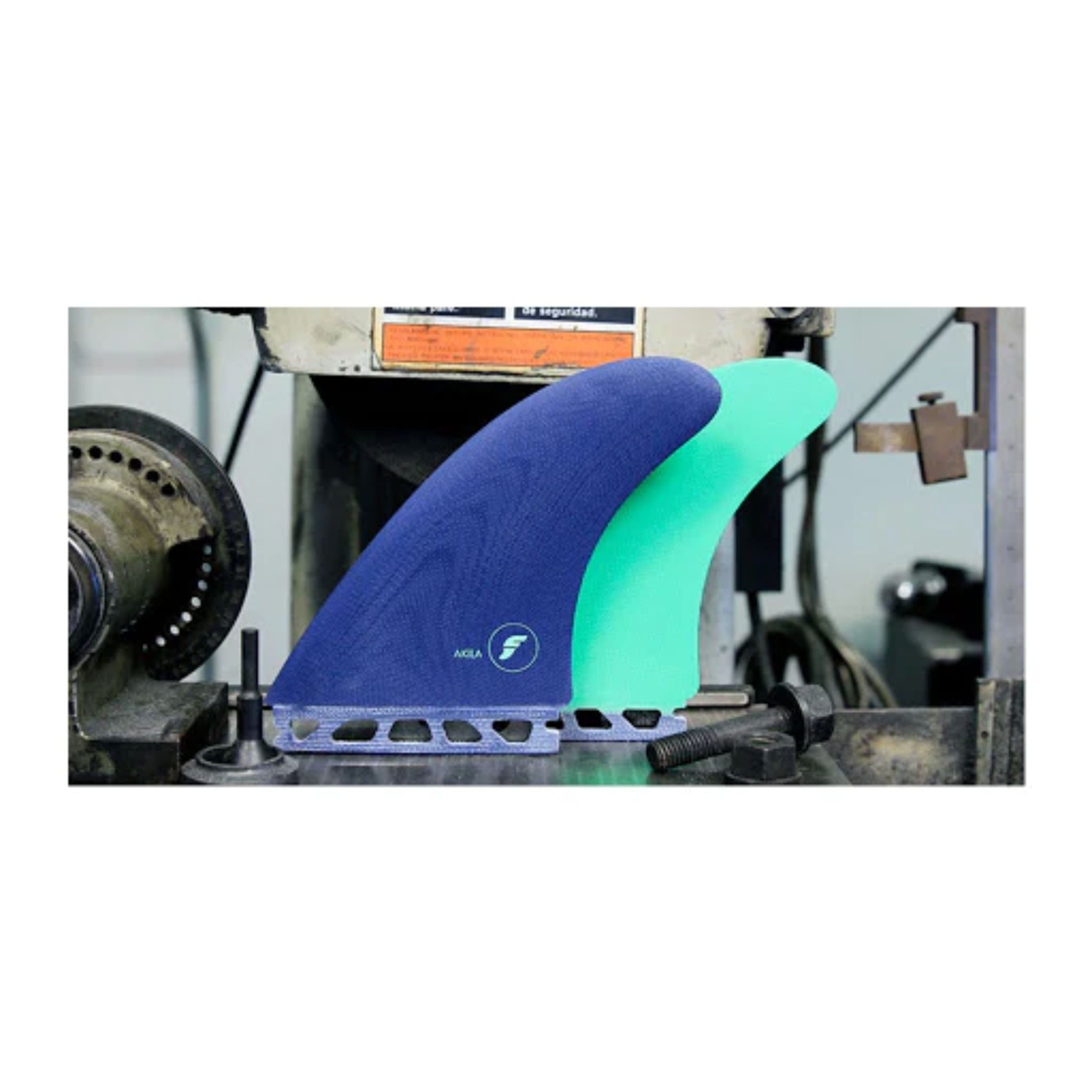 Akila twin fin sale